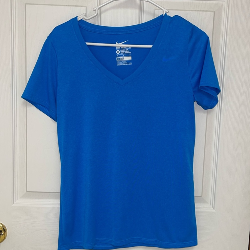 Nike Athletic Cut Women’s T Shirt (Size Medium) 🍁‼️
